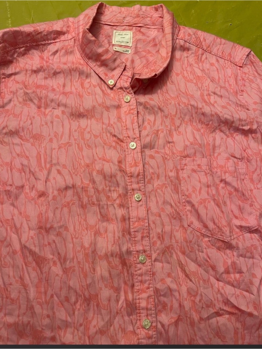 Gap pink button-up shirt with abstract leaf-like pattern, size XL